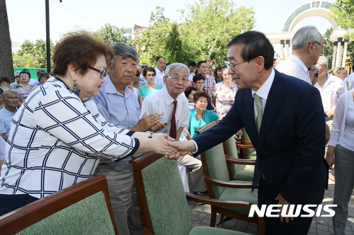 【타슈켄트=뉴시스】박대로 기자 = 박원순 서울시장은 3일 오전(현지시간) 우즈베키스탄 수도 타슈켄트 서울공원에서 열린 '고려인 이주 80주년 기념비 제막식'에 참석한 뒤 고려인들과 오찬 간담회를 가졌다. (사진= 서울시 제공) photo@newsis.com