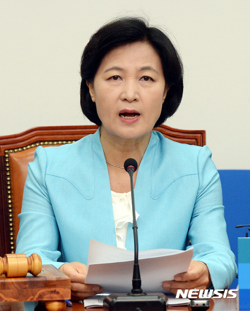 【서울=뉴시스】박영태 기자 = 추미애 더불어민주당 대표가 3일 오전 서울 영등포구 여의도 국회 더불어민주당 당대표회의실에서 진행된 최고위원회의에서 모두발언을 하고 있다. 2017.07.03.since1999@newsis.com