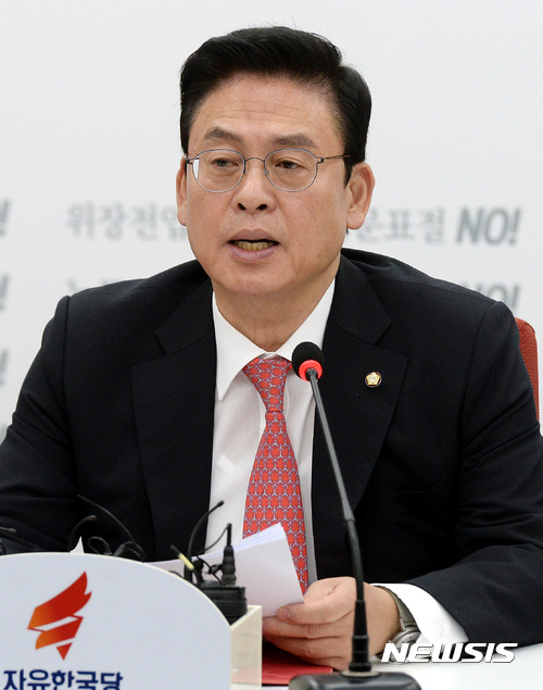 【서울=뉴시스】박영태 기자 = 정우택 자유한국당 원내대표가 3일 오전 서울 영등포구 여의도 국회 자유한국당 당대표회의실에서 진행된 비상대책위원회의에서 모두발언을 하고 있다. 2017.07.03.since1999@newsis.com