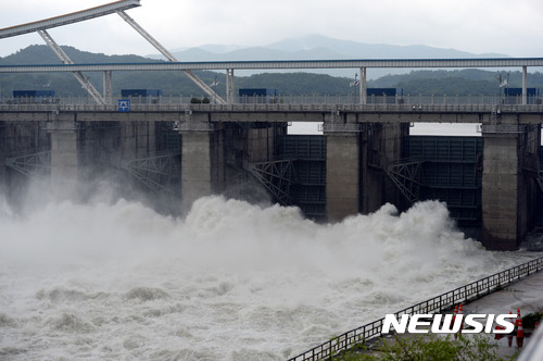 [하남=뉴시스] 경기 하남시 팔당댐이 수문을 열고 물을 방류하고 있다. (사진=뉴시스 DB). photo@newsis.com