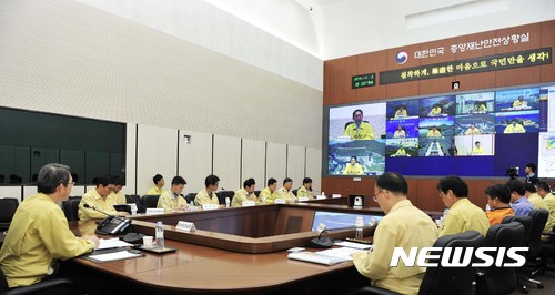 【서울=뉴시스】 김희겸 국민안전처 재난관리실장이 3일 오전 세종시 정부세종2청사 중앙재난안전상황실에서 제3호 태풍 난마돌 대비 긴급영상대책회의를 하고 있다. 2017.07.03. (사진=국민안전처 제공) photo@newsis.com
