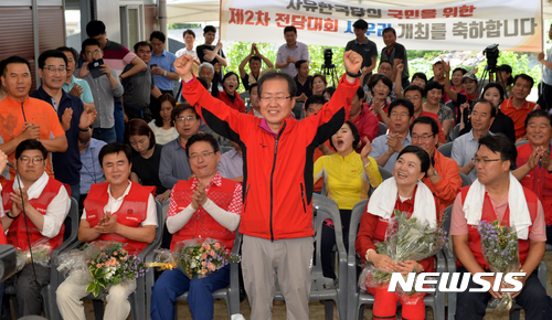 【남양주=뉴시스】배훈식 기자 = 3일 오후 경기도 남양주시 조안면 시우리 마을에서 자유한국당 제2차 전당대회 당 대표로 선출된 홍준표 대표가 만세를 부르고 있다. 2017.07.03.  dahora83@newsis.com