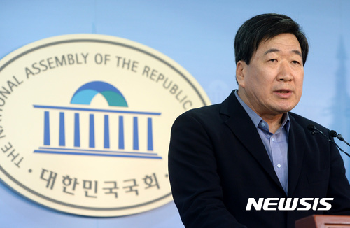 【서울=뉴시스】이영환 기자 = 바른정당 전지명 신임 대변인이 3일 오후 서울 여의도 국회 정론관에서 현안 관련 브리핑을 하고 있다. 2017.07.03. 20hwan@newsis.com