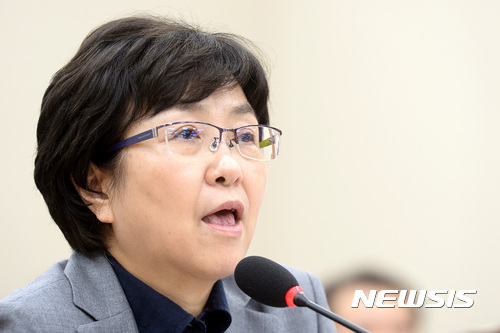 【서울=뉴시스】이영환 기자 = 김은경 환경부 장관 후보자가 3일 오후 서울 여의도 국회 환경노동위원회 회의실에서 속개된 인사청문회에서 의원들의 질의에 답하고 있다. 2017.07.03. 20hwan@newsis.com