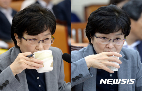 【서울=뉴시스】이영환 기자 = 김은경 환경부 장관 후보자가 3일 서울 여의도 국회 환경노동위원회 회의실에서 열린 인사청문회에 참석해 물을 마시고 있다. 왼쪽 사진은 오전 청문회에서 머그잔에 물을 마시는 모습, 오른쪽 사진은 오후 속개된 청문회에서 종이컵에 물을 마시는 모습. 2017.07.03. 20hwan@newsis.com