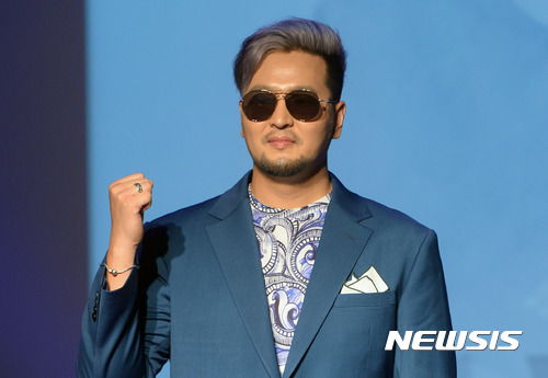 【서울=뉴시스】임태훈 기자 = 가수 김태우가 지난해 7월3일 오후 서울 강남구 청담동 일지아트홀에서 열린 정규앨범 6집 'T-WITH' 쇼케이스에서 타이틀곡 '따라가'를 선보인 후 포즈를 취하고 있다. 2017.07.03. taehoonlim@newsis.com