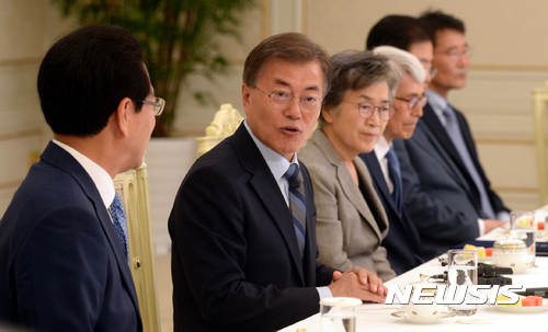 【서울=뉴시스】전진환 기자 = 문재인 대통령이 3일 오후 청와대에서 신임 장·차관 임명장 수여식을 마치고 장차관들과 환담하고 있다. 2017.07.03. amin2@newsis.com