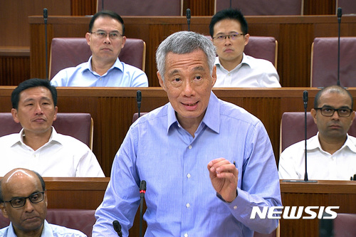 【싱가포르=AP/뉴시스】 리콴유 전 싱가포르 총리의 맏아들 리셴룽 총리가 3일 국회에 참석해 형제들 간의 내홍을 사과했다. 2017.07.03