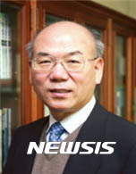 【서울=뉴시스】문재인 대통령은 3일 오후 방송통신위원회 위원장에 이효성 성균관대학교 신문방송학과 명예교수를 내정했다. 2017.07.03. (사진=청와대 제공)photo@newsis.com