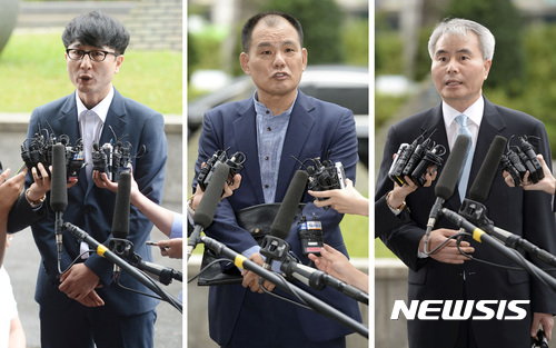 【서울=뉴시스】최동준·김진아 기자 = 문재인 대통령 아들 문준용 씨의 취업 특혜 의혹 조작사건에 개입한 혐의를 받고 있는 이준서(왼쪽부터) 국민의당 전 최고위원, 당시 국민의당 공명선거추진단 수석부단장인 김성호 전 의원, 당시 국민의당 공명선거추진단 부단장인 김인원 변호사가 조사를 받기 위해 3일 서울 남부지방검찰청으로 들어서던 중 취재진의 질문을 받고 있다. 2017.07.03. bluesoda@newsis.com