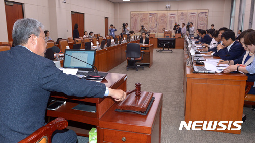 【서울=뉴시스】이영환 기자 = 3일 오후 서울 여의도 국회 교육문화체육관광위원회 회의실에서 열린 김상곤 사회부총리 겸 교육부 장관 후보자 인사청문보고서 채택 관련 전체회의에 참석한 유성엽 위원장이 청문보고서 채택안 가결을 선언하고 있다.자유한국당과 바른정당 의원들은 김상곤 후보자 청문보고서 채택에 반대해 참석하지 않았지만 청문보고서 채택은 가결됐다. 2017.07.03. 20hwan@newsis.com