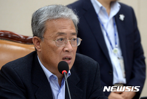 【서울=뉴시스】이영환 기자 = 3일 오후 서울 여의도 국회 교육문화체육관광위원회 회의실에서 열린 김상곤 사회부총리 겸 교육부 장관 후보자 인사청문보고서 채택 관련 전체회의에 참석한 유성엽 위원장이 발언하고 있다.자유한국당과 바른정당 의원들은 김상곤 후보자 청문보고서 채택에 반대해 참석하지 않았지만 청문보고서 채택은 가결됐다. 2017.07.03. 20hwan@newsis.com