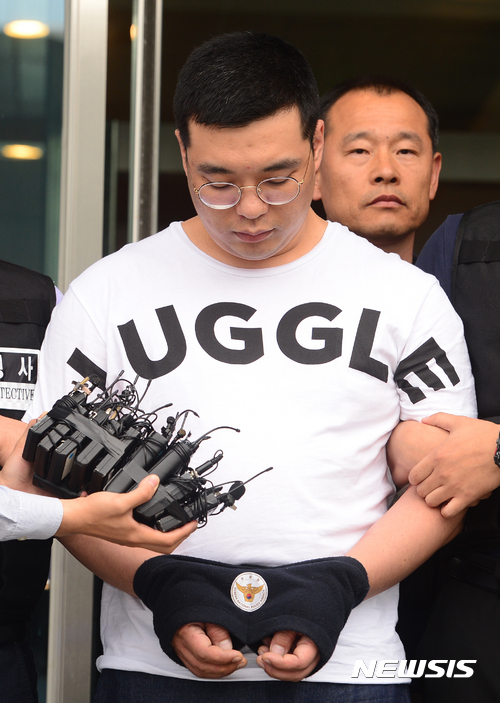 【서울=뉴시스】 권현구 기자 = '창원 골프장 납치·살해 사건' 용의자 심천우가 3일 오후 서울 중랑경찰서를 나서고 있다. 2017.07.03. stoweon@newsis.com