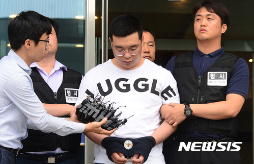 【서울=뉴시스】 권현구 기자 = '창원 골프장 납치·살해 사건' 용의자 심천우가 3일 오후 서울 중랑경찰서를 나서고 있다. 2017.07.03. stoweon@newsis.com