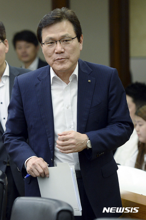 【서울=뉴시스】최동준 기자 = 신임 금융위원장으로 내정된 최종구 수출입은행장이 3일 서울 영등포구 수출입은행에서 기자간담회를 위해 입장하고 있다. 2017.07.03. photocdj@newsis.com