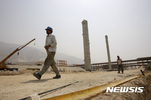 【파르스 가스전(이란)=AP/뉴시스】지난 2010년 7월19일 이란 페르시아만 북부의 파르스 가스전 건설현장의 이란 근로자들. 미국은 동맹국들에게 오는 11월4일까지 이란으로부터의 석유 수입을 전면 중단하라고 압박하고 있다. 2018.6.27