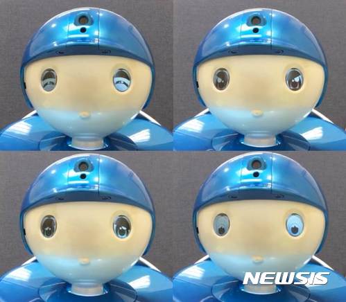 【성남=뉴시스】 이정하 기자 = 분당서울대병원은 정신건강의학과 유희정 교수팀과 한국과학기술연구원(KIST) 박성기 박사 연구팀이 자폐스펙트럼 장애(자폐증)를 가진 만 4세에서 7세 사이의 아동 15명을 대상으로 로봇 치료의 효과를 검증한 결과 사회성이 강화되는 것으로 나타났다고 4일 밝혔다. 사진은 KIST가 이번 연구를 위해 특별히 눈을 통한 감정 표현에 초점을 맞춰 개발한 로봇 CARO. 2017.07.04 (사진=성남시 제공) photo@newsis.com 