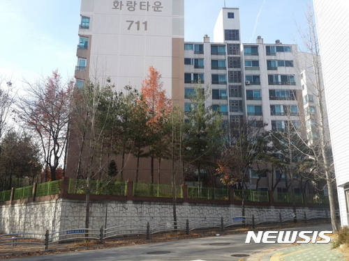  【서울=뉴시스】= 서울 노원구 공릉동 111 화랑타운 711동 2층 203호가 경매에 나왔다. 2000년 1월 준공한 11개동 436가구 단지로 물건은 10층 건물 중 2층이다. 전용면적은 84.7㎡, 방 3개 욕실 2개 계단식 구조다.2017.07.04 (사진 제공 = 지지옥션)photo@newsis.com
