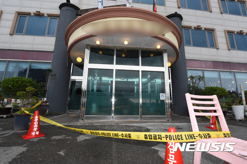  【울산=뉴시스】배병수 기자 = 4일 오후 울산 울주군 간절곶 인근의 한 관광호텔에서 업주와 두 딸이 흉기에 찔린 사건이 발생한 가운데 호텔 앞에 폴리스라인이 설치돼 있다.&nbsp; 2017.07.04. bbs@newsis.com