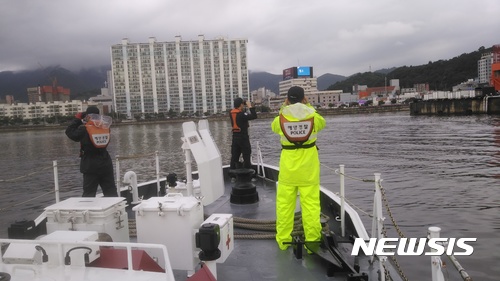【창원=뉴시스】강경국 기자 = 4일 오후 4시께 경남 창원시 마산회원구 자유지역교(삼호천) 복개구조물 보수공사를 하던 작업자 3명이 급류에 휩쓸려 실종돼 해경과 경찰, 소방본부가 합동 수색을 하고 있다. 2017.07.04. (사진=창원해경 제공) <a href="mailto:kgkang@newsis.com">kgkang@newsis.com</a>