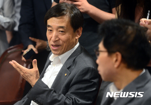 【서울=뉴시스】조성봉 기자 = 이주열 한국은행 총재가 4일 오전 서울 중구 한국은행 삼성본관에서 열린 경제동향간담회에서 모두 발언을 하고 있다. 2017.07.04.suncho21@newsis.com