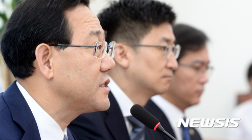 【서울=뉴시스】이영환 기자 = 4일 오전 서울 여의도 국회 바른정당 회의실에서 열린 원내대책회의에 참석한 주호영 원내대표가 모두발언 하고 있다. 주호영 원내대표는 모두발언에서 "문재인 정부 첫 장관 후보자 17명 중 15명이 코드인사와 보은인사로 수석이나 비서진, 차관까지 확대해도 역시 코드인사와 보은인사 벗어날 수 없다"고 밝혔다. 2017.07.04. 20hwan@newsis.com
