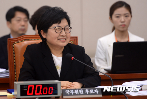 【서울=뉴시스】배훈식 기자 = 4일 오전 서울 여의도 국회 여성가족위원회 회의장에서 열린 여성가족부 장관 후보자 인사청문회에 참석한 정현백 후보자가 밝은 표정을 하고 있다. 2017.07.04. dahora83@newsis.com