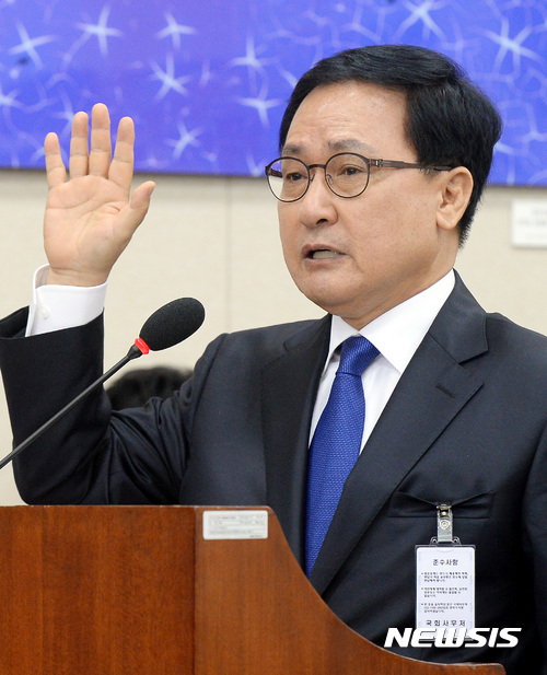 【서울=뉴시스】박영태 기자 = 4일 오전 서울 영등포구 여의도 국회 미방위 회의실에서 진행된 국무위원후보자(미래창조과학부장관 유영민) 인사청문회에서 유영민 후보자가 선서를 하고 있다. 2017.07.04.since1999@newsis.com