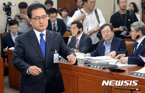 【서울=뉴시스】박영태 기자 = 4일 오전 서울 영등포구 여의도 국회 미방위 회의실에서 진행된 국무위원후보자(미래창조과학부장관 유영민) 인사청문회에서 유영민 후보자가 선서문을 신상진 위원장에게 전달한 후 자리로 돌아오고 있다. 2017.07.04.since1999@newsis.com