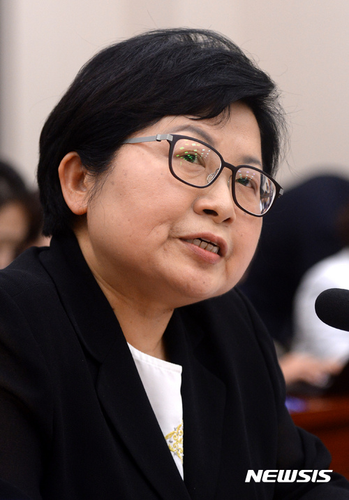 【서울=뉴시스】배훈식 기자 = 4일 오전 서울 여의도 국회 여성가족위원회 회의장에서 열린 여성가족부 장관 후보자 인사청문회에 참석한 정현백 후보자가 의원 질의에 답변하고 있다. 2017.07.04. dahora83@newsis.com