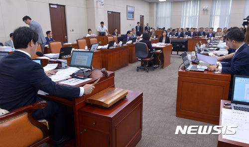 【서울=뉴시스】이영환 기자 = 4일 오전 서울 여의도 국회 국방위원회 회의실에서 열린 전체회의에 참석한 김영우 위원장이 개의 선언을 하고 있다. 2017.07.04. 20hwan@newsis.com