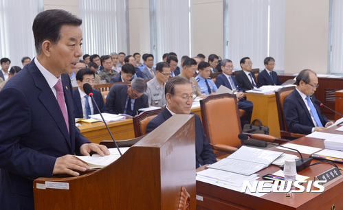 【서울=뉴시스】이영환 기자 = 4일 오전 서울 여의도 국회 국방위원회 회의실에서 열린 전체회의에 참석한 한민구 국방부 장관이 발언하고 있다. 2017.07.04.&nbsp; 20hwan@newsis.com