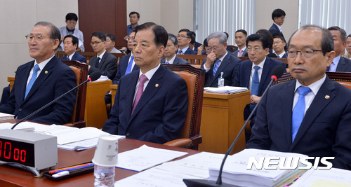 【서울=뉴시스】이영환 기자 = 4일 오전 서울 여의도 국회 국방위원회 회의실에서 열린 전체회의에 참석한 장명진(오른쪽부터) 방위사업청장, 한민구 국방부 장관, 박창명 병무청장이 자리에 앉아 있다. 2017.07.04. 20hwan@newsis.com