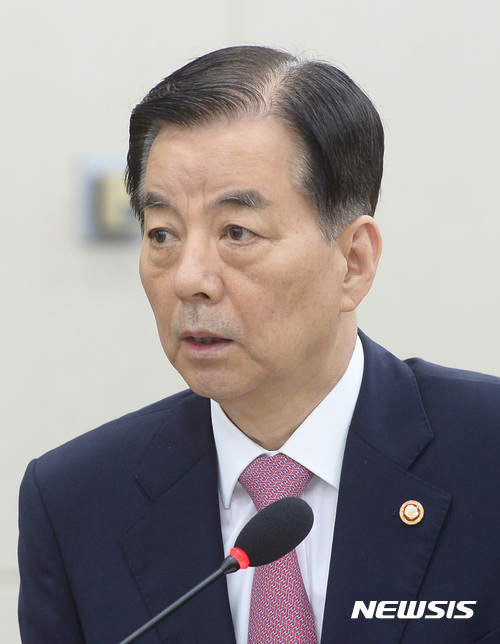 【서울=뉴시스】이영환 기자 = 4일 오전 서울 여의도 국회 국방위원회 회의실에서 열린 전체회의에 참석한 한민구 국방부 장관이 발언하고 있다. 2017.07.04. 20hwan@newsis.com
