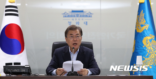 【서울=뉴시스】문재인 대통령은 3일 북한이 핵실험으로 추정되는 도발 관련 국가안전보장회의(NSC) 전체회의를 소집했다. 사진은 지난 7월 4일 청와대 위기관리센터에서 북한의 탄도미사일 발사와 관련해 국가안전보장회의(NSC) 전체회의를 주재하는 문 대통령. photo@newsis.com