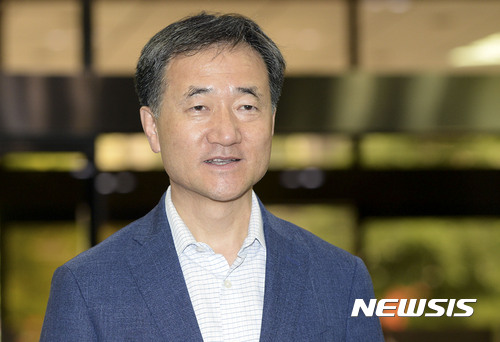 【서울=뉴시스】최동준 기자 = 박능후 보건복지부 장관 내정자가 4일 인사청문회 준비 사무실이 마련된 서울 서초구 건강보험심사평가원으로 출근하며 내정 소감을 말하고 있다. 2017.07.04. photocdj@newsis.com