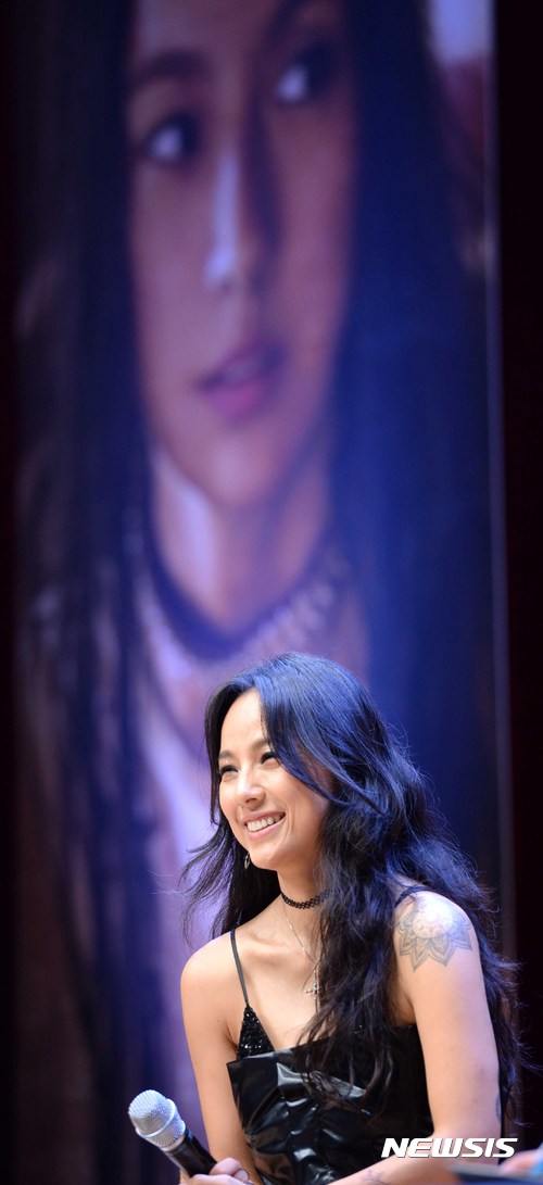 【서울=뉴시스】고범준 기자 = 가수 이효리가 4일 오후 서울 광진구 건국대학교 새천년관 대공연장에서 열린 정규 6집 앨범 '블랙(BLACK)' 발매 기념 기자간담회에서 취재진 질문에 답변하고 있다. 2017.07.04. bjko@newsis.com