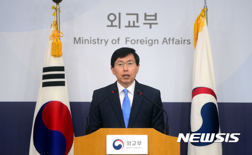 【서울=뉴시스】조성봉 기자 = 조준혁 외교부 대변인이 4일 오후 서울 종로구 외교부 청사에서 북한 탄도미사일 발사에 대한 정부 성명을 발표하고 있다.&nbsp; 정부는 “북한의 이처럼 무모한 도발은 유엔안보리 결의에 대한 명백한 위반이지 북한 비핵화를 촉구하는 국제사회의 일치된 요구를 철저히 무시한 행태이다”며 강력 규탄했다. 2017.07.04. suncho21@newsis.com