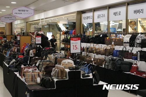 【전주=뉴시스】윤난슬 기자 = 롯데백화점 전주점은 5일부터 9일까지 6층 이벤트홀에서 '해외명품 Fair' 행사를 진행한다. 2017.07.05.(사진=전주점 제공) photo@newsis.com