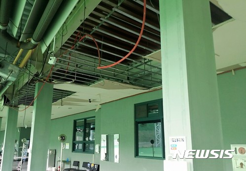 【안산=뉴시스】이종일 기자 = 경기 안산골프연습장이 2일 발생한 천장붕괴 사고로 임시휴장에 들어갔다. 사진은 안산골프연습장 1층 타석 위 천장 석고보드가 바닥으로 떨어져 일부 천장이 비어 있는 모습이다. 2017.07.05.&nbsp; lji22356@newsis.com