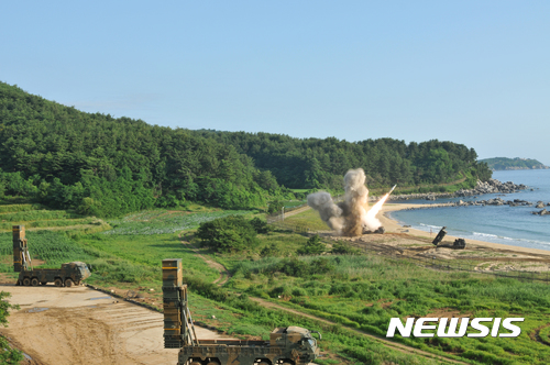【서울=뉴시스】 한미 미사일 부대가 5일 북한의 대륙간탄도미사일(ICBM) 시험 발사에 대응해 동해안에서 한국군의 현무-II와 미8군의 ATACMS 지대지미사일을 발사하고 있다. 이날 훈련은 문재인 대통령이 지시했으며 도널드 트럼프 미국 대통령도 승인했다. 2017.07.05. (사진=합참 제공) photo@newsis.com