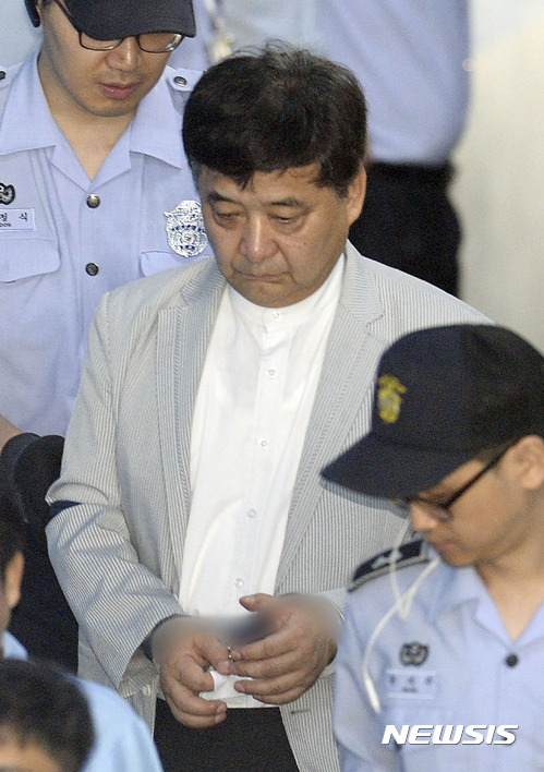 【서울=뉴시스】최동준 기자 = 박근혜 전 대통령 탄핵 당시 폭력집회를 주도한 혐의를 받고 있는 정광용 박사모 회장이 5일 오전 서울 서초구 서울중앙지방법원에서 열린 1차 공판준비기일 참석을 위해 호송차에서 내려 법정으로 향하고 있다. 2017.07.05. photocdj@newsis.com