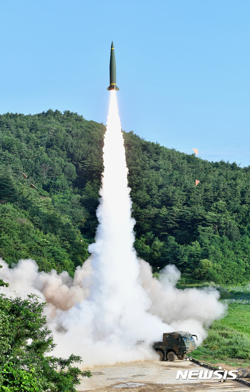 【서울=뉴시스】 한미 미사일 부대가 5일 북한의 대륙간탄도미사일(ICBM) 시험 발사에 대응해 동해안에서 한국군의 현무-II와 미8군의 ATACMS 지대지미사일 동시사격을 하고 있다. 2017.07.05. (사진=합참 제공)&nbsp; photo@newsis.com 