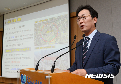 【서울=뉴시스】김진아 기자 = 이창우 동작구청장이 5일 서울 중구 서울시청 브리핑룸에서 장승배기 종합행정타운 건립사업 추진 계획을 발표하고 있다.&nbsp; 동작구와 한국토지주택공사(LH)가 함께 진행한 장승배기 종합행정타운 건립사업은 노후화된 현 노량진 동작구청사를 장승배기로 옮기고 구청, 구의회, 경찰서 등 분산된 행정기능을 한데 모으는 게 핵심이다. 2017.07.05. bluesoda@newsis.com