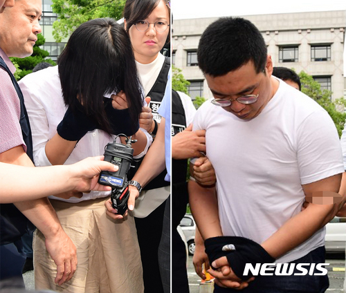 【창원=뉴시스】강경국 기자 = 골프연습장에서 40대 여성을 납치해 살해한 혐의로 구속영장이 신청된 강정임(왼쪽)과 심천우가 5일 오전 영장실질심사를 받기 위해 경찰의 호송을 받으며 창원지법에 도착하고 있다. 2017.07.05.&nbsp; kgkang@newsis.com