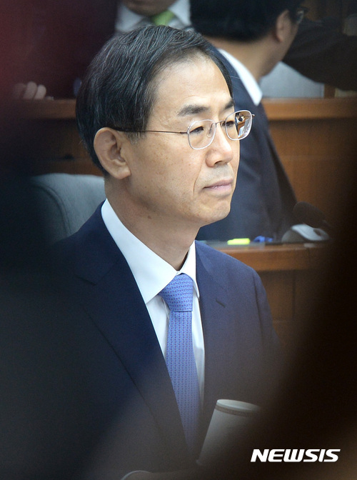 【서울=뉴시스】이영환 기자 = 조재연 대법관 후보자가 5일 오전 서울 여의도 국회에서 열린 인사청문회에 참석해 의원들의 질의를 경청하고 있다. 2017.07.05. 20hwan@newsis.com