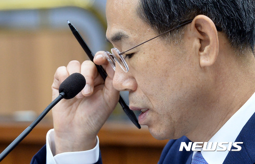 【서울=뉴시스】이영환 기자 = 조재연 대법관 후보자가 5일 오전 서울 여의도 국회에서 열린 인사청문회에 참석해 의원들의 질의에 답하며 안경을 만지고 있다. 2017.07.05. 20hwan@newsis.com