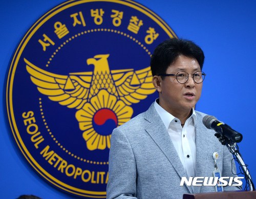 【서울=뉴시스】고범준 기자 = 정지일 서울지방경찰청 수사팀장이 5일 오전 서울 종로구 서울지방경찰청에서 중요미제(강도살인)사건 관련 브리핑을 하고 있다. 이 사건은 지난 2002년 12월 14일 새벽 서울 구로구 소재 한 호프집에서 손님이 사장을 둔기로 머리와 얼굴 등 수회 내리쳐 살해하고 현금 15만원과 신용카드를 강취한 사건으로 15년만에 검거해 구속하였다. 2017.07.05. bjko@newsis.com