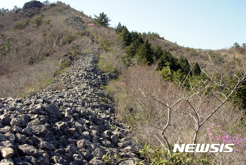 【해남=뉴시스】박상수 기자 = 전남 해남군은 해남읍을 둘러싸고 있는 금강산(481m)에 위치한 금강산성의 축조연대 등을 밝히기 위한 정밀지표조사를 실시한다고 5일 밝혔다. 사진은 잔존성벽만 남아있는 금강산성. 2017.07.05 (사진=해남군 제공) photo@newsis.com