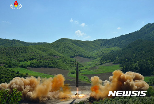 【서울=뉴시스】북한이 지난 4일 진행된 대륙간탄도미사일 '화성-14' 시험발사 장면을 조선중앙TV를 통해 5일 공개했다. 이 자리에는 김정은 조선노동당 위원장 겸 국무위원장 겸 조선인민군 최고사령관이 참석했다. 2017.07.05. (사진=조선중앙TV 캡쳐) photo@newsis.com